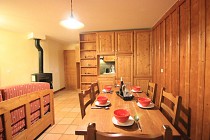 Chalet 6 Les Balcons - 3-kamer apt. + cabine voor max. 6 pers. | BAL625 - eethoek met gedekte tafel en houtkachel (BAL625)